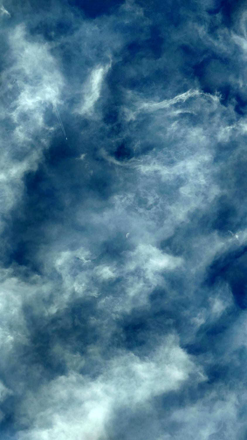 Luna entre nubes